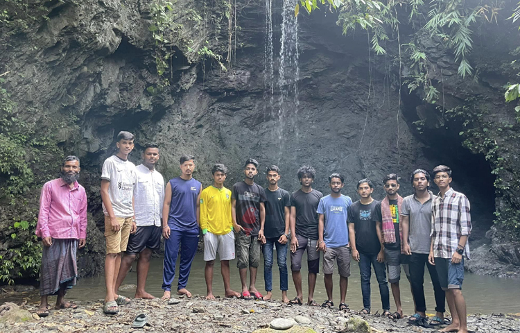 জানা গেছে, খৈয়াছড়া ইউনিয়নে পাহাড়ি ঢল নিয়ন্ত্রণ করে শুকনো মৌসুমের পানি ধরে রাখার জন্য তৈরি করা হয় এ কৃত্রিম লেকের। বারোমাসি পাহাড়ি ছড়ায় বাঁধ দিয়ে জমে থাকা পানি ব্যবহার হয় আশপাশের তিন গ্রামের ৮০ হেক্টর জমির কৃষিকাজে। ছবি: এম মাঈন উদ্দিন