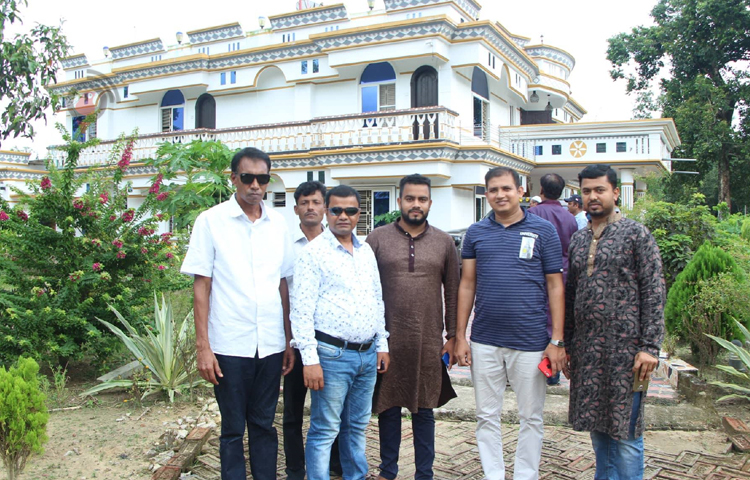 ওই এলাকার বাসিন্দা কানাডা প্রবাসী ও ব্যবসায়ী আফছার হোসেন চৌধুরী ২০০ শতক জায়গার উপর শখের বসে গড়ে তুলেছেন দৃষ্টিনন্দন বাড়ি। প্রতিনিয়তই উপজেলার বিভিন্ন এলাকা থেকে মানুষ আসে বাড়িটিকে দেখতে।  ছবি: এম মাঈন উদ্দিন