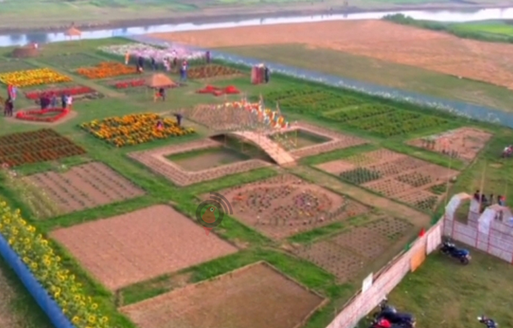 বাগান মালিক ও উদ্যোক্তা রুবেল আহমদ বলেন, এখানে একটি লেক আছে। সে লেক দেখে এখানে বাগান করার পরিকল্পনা মাথায় আসে। পরে আমরা সাতজন প্রায় সাড়ে তিন লাখ টাকার খরচ করে এখানে বাগান করেছি। নাম দিয়েছি ফ্লাওয়ার লেক। প্রতিদিন এই লেক থেকে দুই থেকে তিন হাজার টাকা আয় হচ্ছে।  ছবি: লিপসন আহমেদ