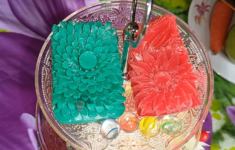 তবে বাবা রব খান চাইতেন না তার ছেলে মেয়েদের মতো কাটাকুটির কাজ করুক। এসব থেকে দূরে রাখতে রীতিমত রাগারাগিও করে থাকতেন তিনি। ছবি: বিধান মজুমদার অনি