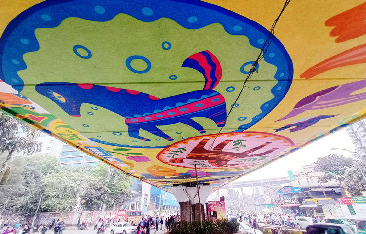 ফ্লাইওভারের গায়ে উপস্থাপিত চিত্রগুলো বাংলাদেশের সংস্কৃতি এবং ঐতিহ্যকে নান্দনিকভাবে ফুটিয়ে তুলেছে। ছবি: মাহবুব আলম
