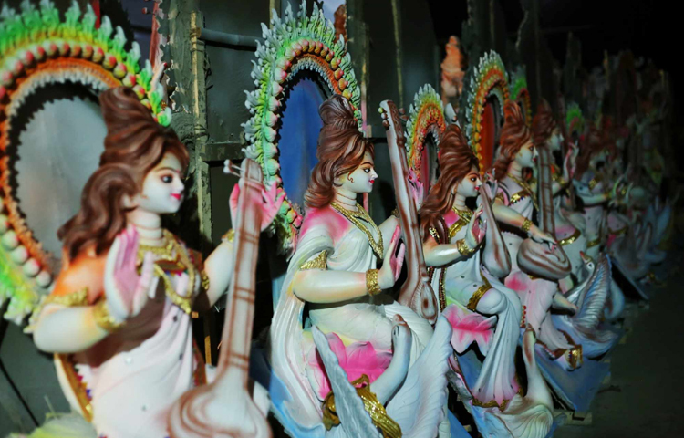 রাজধানীর রমনা কালি মন্দির প্রাঙ্গণে প্রতিমা শিল্পীরা তাদের কল্পনায় সরস্বতী দেবীকে অনিন্দ্যসুন্দর রূপ দিতে দিন-রাত পরিশ্রম করছেন। ছবি: মাহবুব আলম