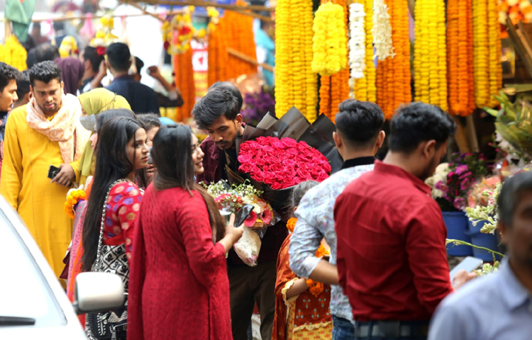 প্রিয় মানুষকে ফুল দিয়ে ভালোবাসা প্রকাশ করছে যুবক। ছবি: বিপ্লব দীক্ষিত