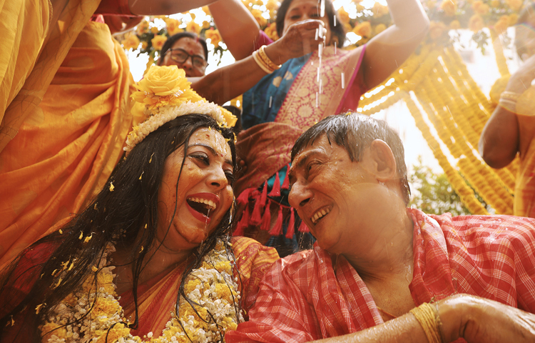 ধীরে ধীরে কাঞ্চনের বাড়ির পূজা থেকে তার সিনেমা প্রিমিয়ার, সব জায়গায় শ্রীময়ীর অবাধ যাতায়াত শুরু হয়। তবে তখনো তারা সম্পর্কে আছেন কি না, তা নিয়ে ধোঁয়াশা বজায় রেখেছিলেন। তবে পিঙ্কির সঙ্গে বিবাহবিচ্ছেদের পরেই সব গোপনীয়তার আবরণ সরিয়ে প্রকাশ্যে আসেন তারা। ছবি: সংগৃহীত