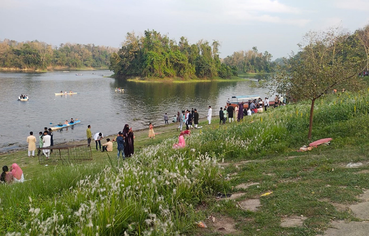 পূর্ব-দিগন্তের সারি পাহাড়ের বুক চিরে যেতে যেতে লেকে মজা করে কায়াকিং করছে অনেকে। ছবি: এম মাঈন উদ্দিন