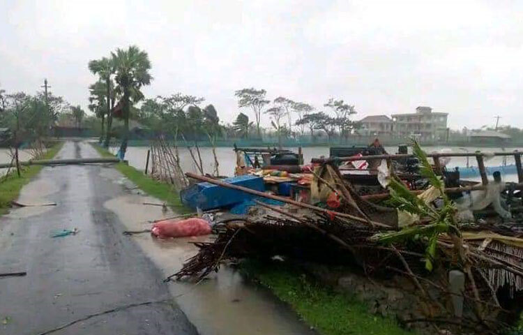 ঘূর্ণিঝড় রিমালের প্রভাবে প্লাবিত হয়েছে ১০-১২টি গ্রাম। এতে পানিবন্দী হয়ে আছেন প্রায় ৬০ হাজার মানুষ। এছাড়া বিভিন্ন এলাকার প্রায় ২ হাজার চিংড়ি ঘের প্লাবিত হয়েছে। ছবি: আবু হোসাইন সুমন