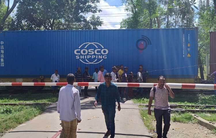 লাইনে আড়াই ঘণ্টা ট্রেন দাঁড়িয়ে থাকায় আমবাড়িয়া লেভেল ক্রসিং বন্ধ হয়ে মিরসরাই-নারায়ণহাট সড়কে যান চলাচল বন্ধ ছিল। ছবি: এম মাঈন উদ্দিন