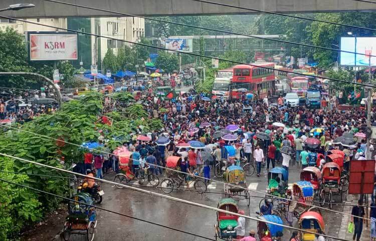 কোটা সংস্কারের দাবিতে শাহবাগ মোড় অবরোধ করেছেন আন্দোলনরত শিক্ষার্থীরা। ছবি: হাসান আলী