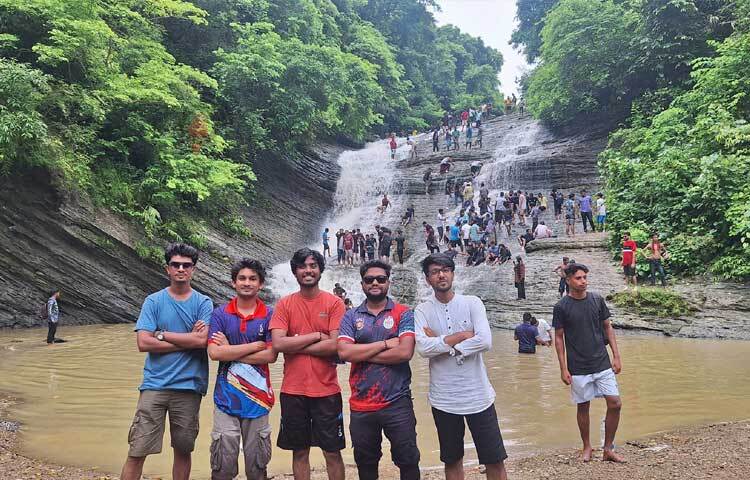 নগরের সব ক্লান্তি ধুয়ে-মুছে দিচ্ছে ঝরনার পানি। ছবি: এম মাঈন উদ্দিন