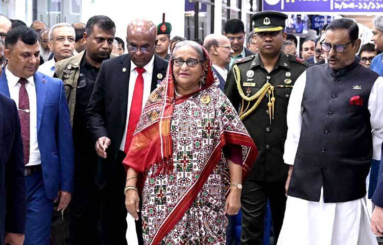 প্রধানমন্ত্রী ও তার সফরসঙ্গীদের বহনকারী বিমান বাংলাদেশ এয়ারলাইন্সের বিশেষ ফ্লাইট (বিজি-১৭০৪) বুধবার দিনগত রাত সাড়ে ১২টায় ঢাকার হযরত শাহজালাল আন্তর্জাতিক বিমানবন্দরে অবতরণ করে। ছবি: পিআইডি