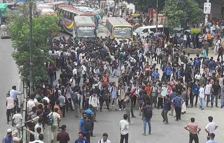 শিক্ষার্থীদের আন্দোলনে নতুন বাজার এলাকায় যানচলাচল সম্পূর্ণ বন্ধ হয়ে যায়। এতে ভোগান্তিতে পড়েছেন সাধারণ মানুষজন। ছবি: আসিফ আজিজ