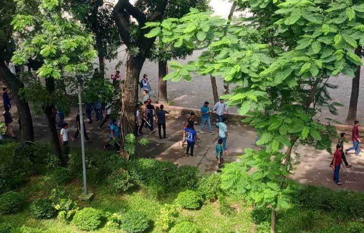 এছাড়া স্বাধীনতাকে কটাক্ষ, একাত্তরের ঘৃণিত গণহত্যাকারী রাজাকারদের প্রতি সাফাই এবং আন্দোলনের নামে অস্থিতিশীল পরিবেশ তৈরির প্রতিবাদে সমাবেশ করার ঘোষণা দিয়েছে বাংলাদেশ ছাত্রলীগ। ছবি: হাসান আলী