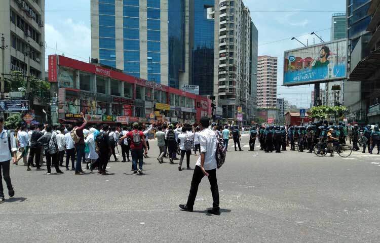 এ কর্মসূচির অংশ হিসেবে রাজধানীর কাকরাইল মোড়ে অবস্থান নিয়েছেন আন্দোলনকারী শিক্ষার্থীরা। ছবি: নাজমুল হোসেন বাপ্পি