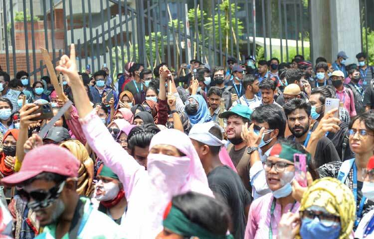 কোটা সংস্কারের দাবিতে আন্দোলনরতদের ‘কমপ্লিট শাটডাউন’ কর্মসূচিতে সকাল থেকে উত্তপ্ত ঢাকা। ছবি: মাহবুব আলম