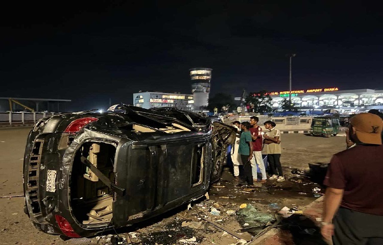 বিমানবন্দরে থাকা গাড়ি পুড়িয়ে দেওয়া হয়েছে। ছবি: মুসা আহমেদ