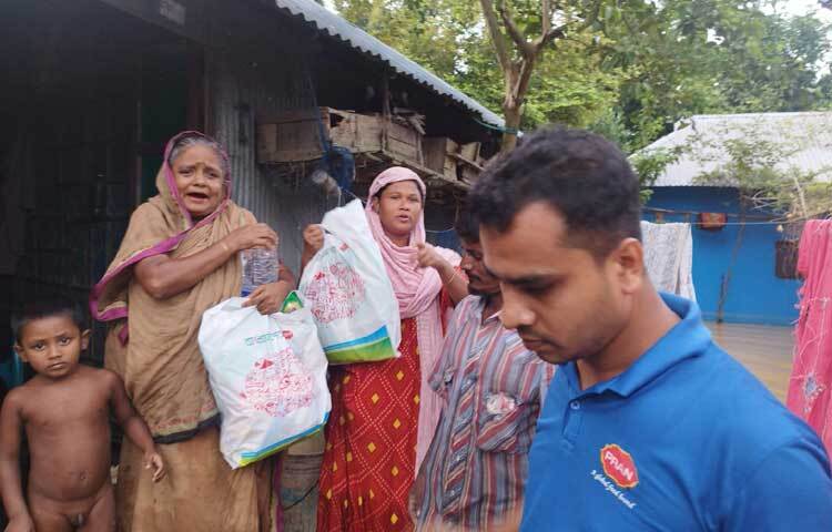 খাবার পেয়ে খুশি বন্যার্তরা। ছবি: জাগো নিউজ