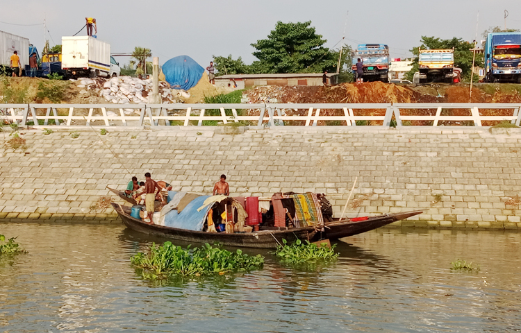মিরপুরের বেড়িবাঁধ সংলগ্ন তুরাগ নদে বেদে সম্প্রদায়ের মানুষ। বিশেষ নৌকায় যাদের বসবাস। ছবি: ফাত্তাহ তানভীর রানা