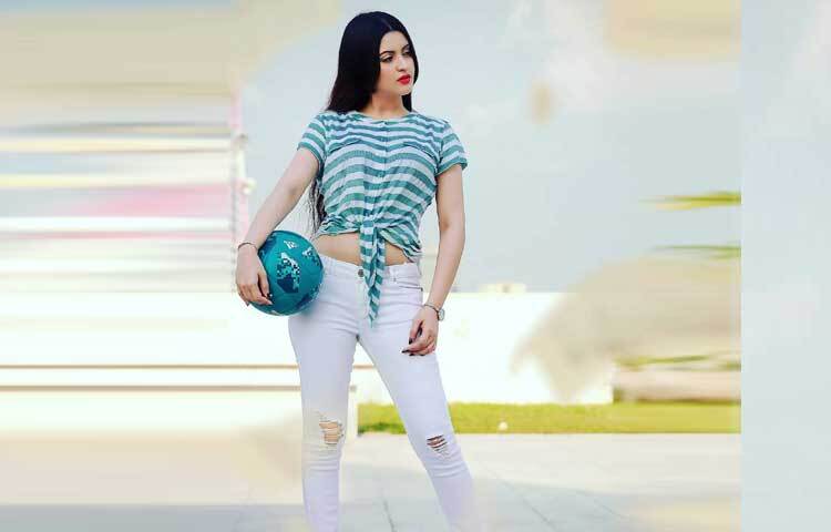 সাদা প্যান্টের সঙ্গে স্টাইলিশ টপে অপরূপ পরী।