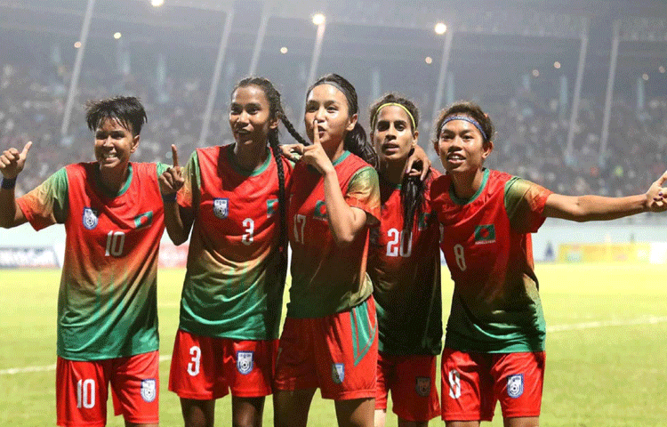 নিজের মধ্যে আনন্দ ভাগাভাগি করে নিচ্ছেন বাংলার মেয়েরা।