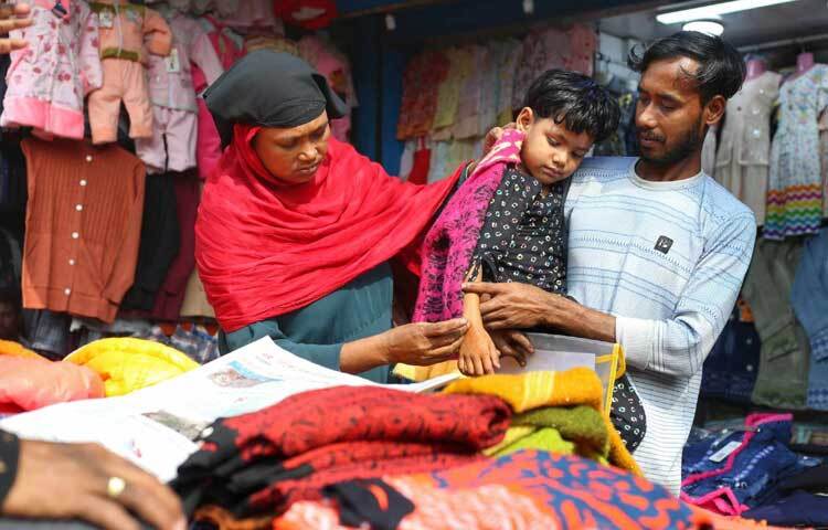 সন্তানের জন্য সঠিক পোশাক বাছাইয়ে ব্যস্ত মা।