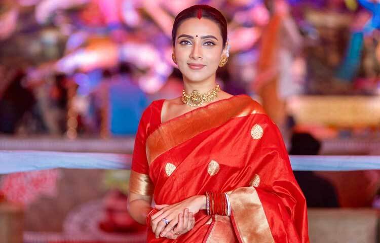 লাল শাড়িতে অপরূপ মিম।