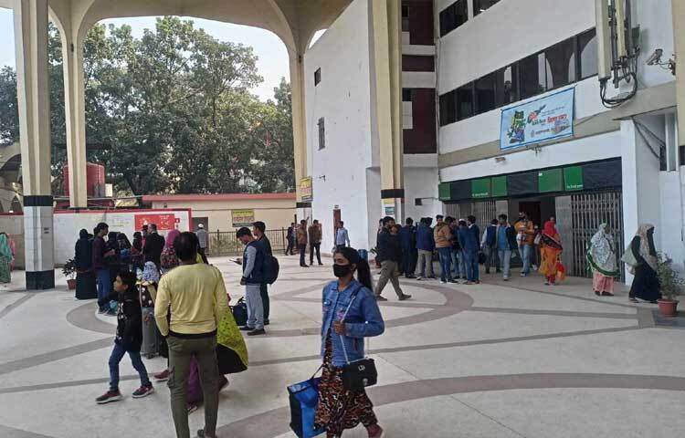 কমলাপুর রেলস্টেশন ঘুরে অতিরিক্ত যাত্রীদের চাপ দেখা গেছে।