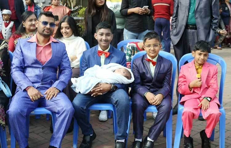 নতুন পোশাকে চার্চে এসেছেন খ্রিস্টান ধর্মাবলম্বীরা।