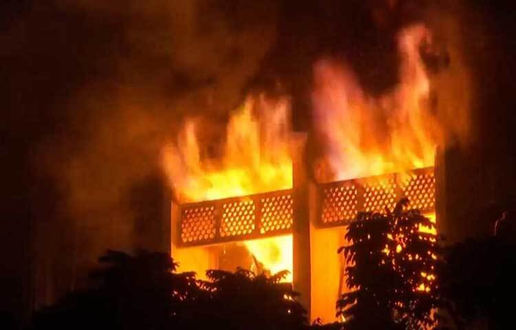 ভোর ৫টার পর ফায়ার সার্ভিসের অফিসিয়াল ফেসবুক পেজে পোস্ট করা ভিডিওতে দেখা যায়, সচিবালয়ের ৭ নম্বর ভবনের এক প্রান্ত থেকে অন্য প্রান্ত পর্যন্ত দাউ দাউ করে জ্বলছে আগুন। বাইরে থেকেও আগুনের শিখা দেখা যাচ্ছে।