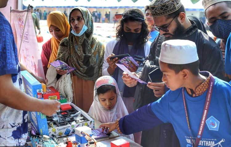 সরেজমিনে দেখা যায়, বিভিন্ন স্টলে ক্ষুদে বিজ্ঞানীদের প্রজেক্ট সাজানো আছে।