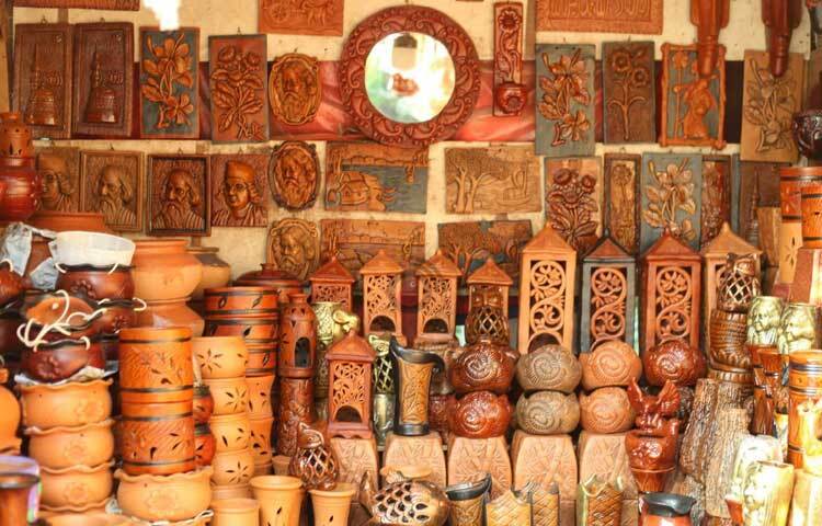 সারি সারি বাহারি হস্তশিল্পের দোকান রয়েছে এখানে।