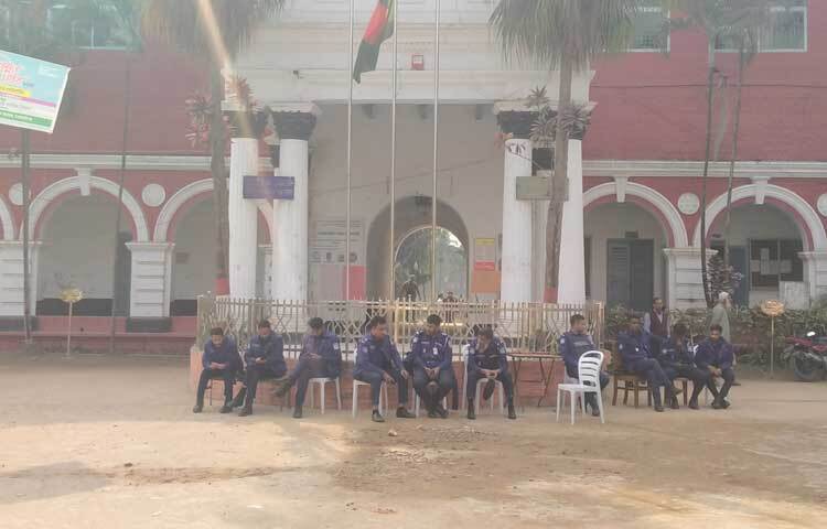 ময়মনসিংহ কোতোয়ালি মডেল থানার ওসি মো. সফিকুল ইসলাম বলেন, শিক্ষার্থীরা নিরাপদে হল ত্যাগ করছেন। ক্যাম্পাসে নিরাপত্তা ব্যবস্থা জোরদার করা হয়েছে। পুলিশ সতর্ক অবস্থানে রয়েছে।