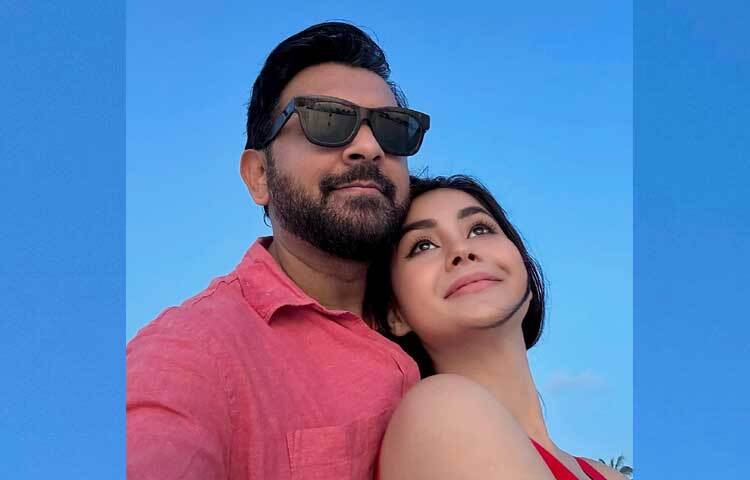 স্ত্রী রোজার সঙ্গে ক্যামেরাবন্দী হয়েছেন গায়ক।