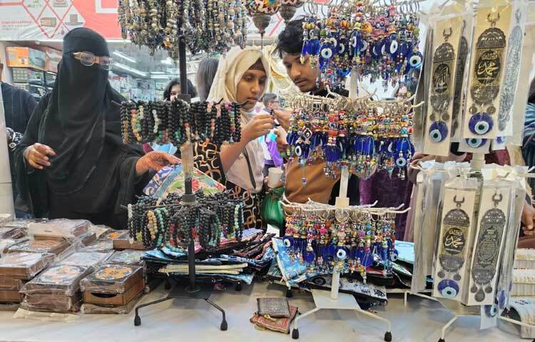 পছন্দের জিনিস কিনতে ব্যস্ত তারা।