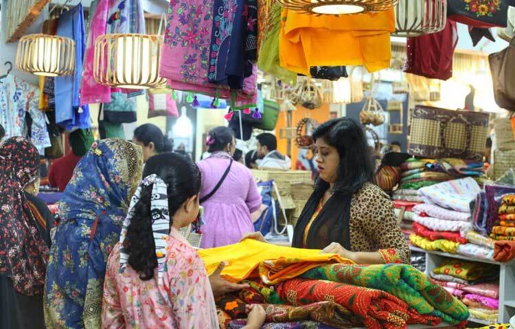 মেলায় ঘুরে ঘুরে নতুন উদ্যোক্তাদের তৈরি নানান পণ্য কিনছেন ক্রেতারা।