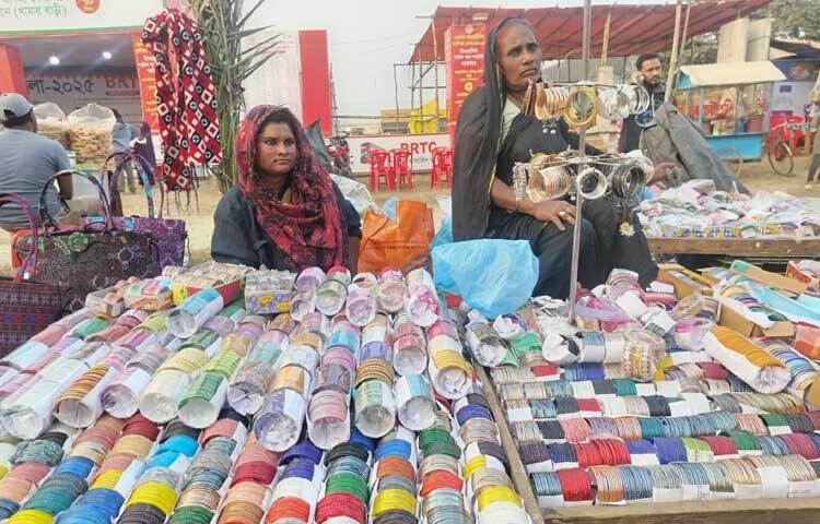 চুড়ি নিয়ে বসেছেন দুই নারী।