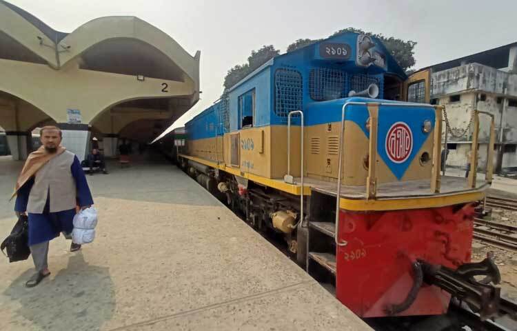 ভোর সাড়ে ৬টায় প্রথমে রাজশাহী অভিমুখী আন্তঃনগর ধূমকেতু এক্সপ্রেস কমলাপুর ছেড়ে যায়।