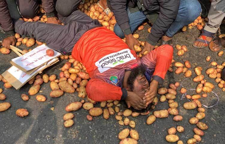 এর আগে, জানুয়ারির প্রথম দিকে তানোর উপজেলার কৃষকরা একই দাবিতে বিক্ষোভ করেন।