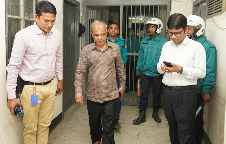 এ সময় তিনি দায়িত্বে অবহেলার কারণে রাজধানীর গুলশান থানার এক উপপরিদর্শক (এসআই) ও এক কনস্টেবলকে বরখাস্ত করেছেন।