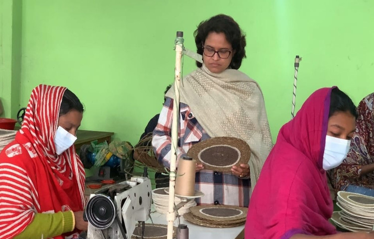 প্লাস্টিক ও পলিথিনের বিরুদ্ধে পরিবেশের সুরক্ষাকে মাথায় রেখে উদ্যোক্তা স্মৃতি রায় ব্যতিক্রমী এই কাজটি করে রীতিমতো সফল হয়েছেন।