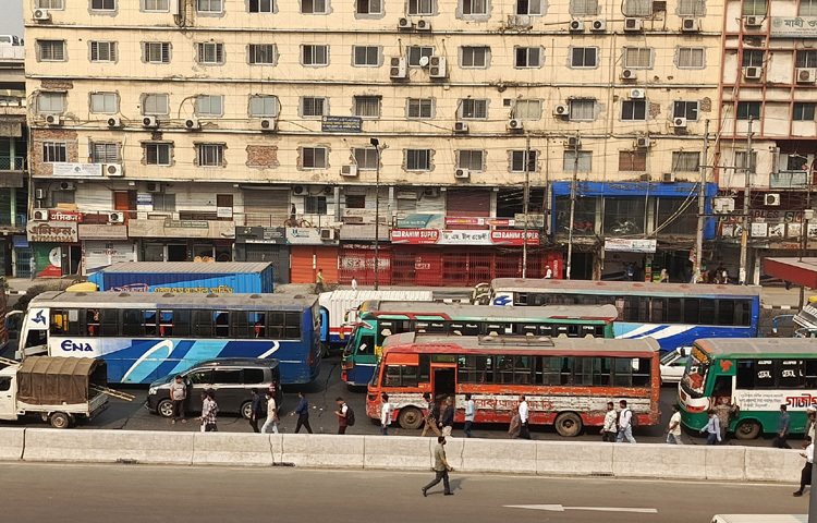 বনানী থানার ওসি মো. রাসেল সরোয়ার বলেন, সড়ক দুর্ঘটনা হয়েছে। একজন পোশাকশ্রমিক মারা গেছেন। অন্য আরেকজন আহত হয়েছেন। আমরা দুইজনের বিষয়ে জানতে পেরেছি। কিন্তু স্থানীয় কেউ কেউ বলছেন তিনজন ছিল।