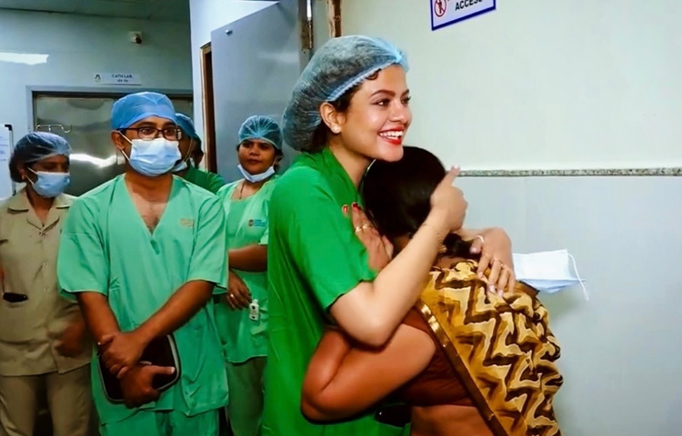 এরপর থেকেই শুরু হয় এক দীর্ঘ মানবসেবার যাত্রা। দুঃস্থ শিশুদের চিকিৎসার জন্য ‘দিল সে দিল তক’ নামে উদ্যোগ নেন পলক।