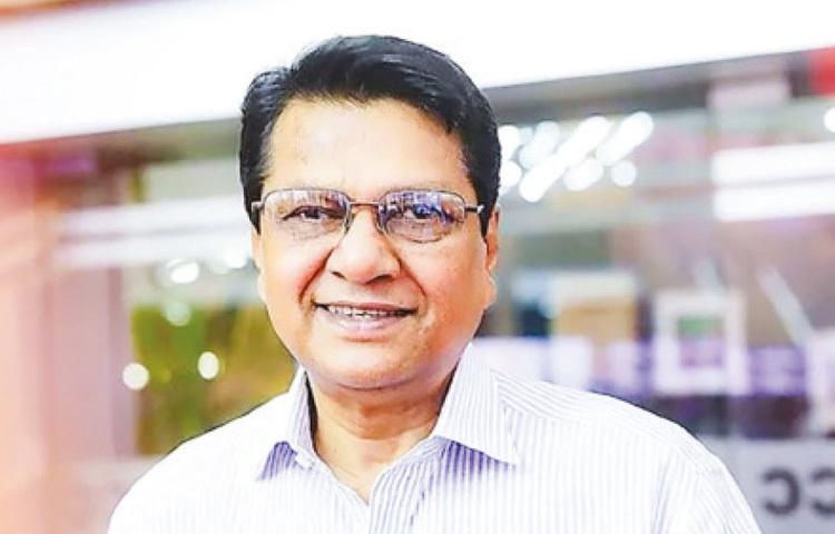 শুধু অভিনয় নয়, গানও গাইতে পারেন আলমগীর। কণ্ঠশিল্পী হিসেবে চলচ্চিত্রেও গান গেয়েছেন। ‘আগুনের আলো’ চলচ্চিত্রে তিনি প্রথম কণ্ঠ দেন। এরপর ‘কার পাপে’, ‘ঝুমকা’ ও ‘নির্দোষ’ চলচ্চিত্রেও গান গেয়েছেন।