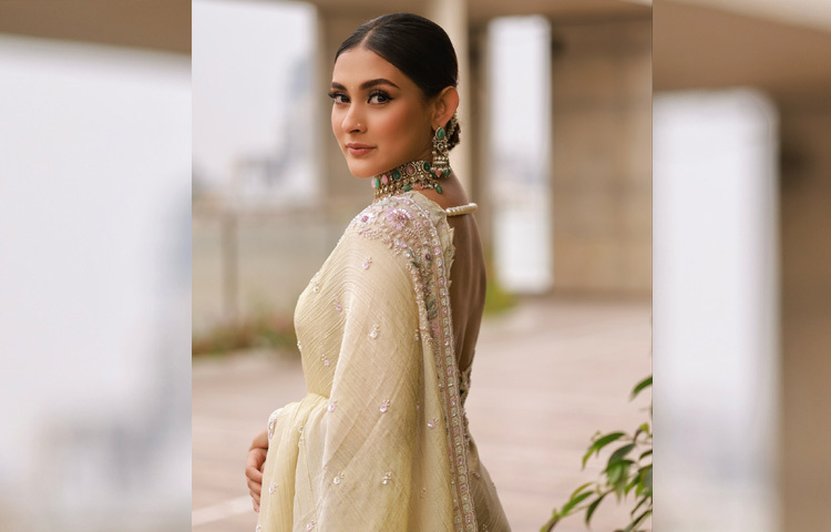 অভিনেত্রীর শাড়ির সঙ্গে জুটি হয়েছে মুক্তার মালা দেওয়া ব্যাকলেস ডিজাইনের স্লিভলেস ব্লাউজ।