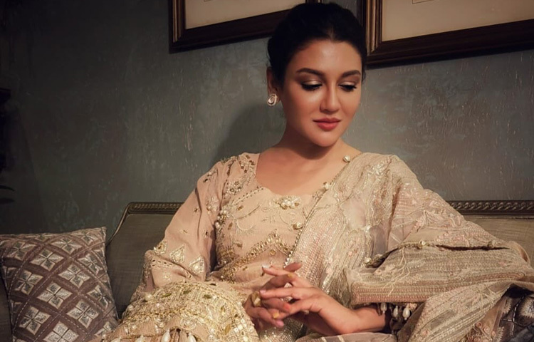 গয়না পরেছেন সামান্য। কানে ছোট স্টাড আর হাতে আংটি। তার সাজেও রয়েছে আভিজাত্যর ছোঁয়া।