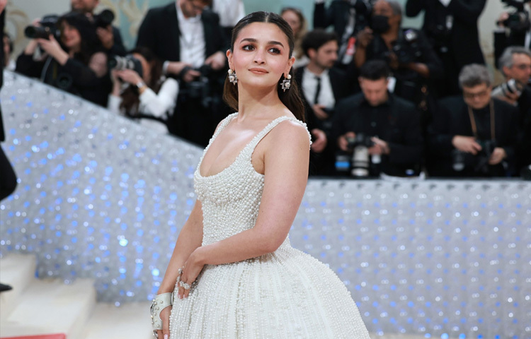 ২০২৩ সালে আর্ন্তজাতিক এই ফ্যাশন মঞ্চ থেকে প্রথমবারের মতো ডাক পেয়েছিলেন আলিয়া ভাট। সেই ডাকে সাড়া দিয়ে সাদা রঙের গাউনে অনুষ্ঠানে হাজির হয়েছিলেন তিনি।