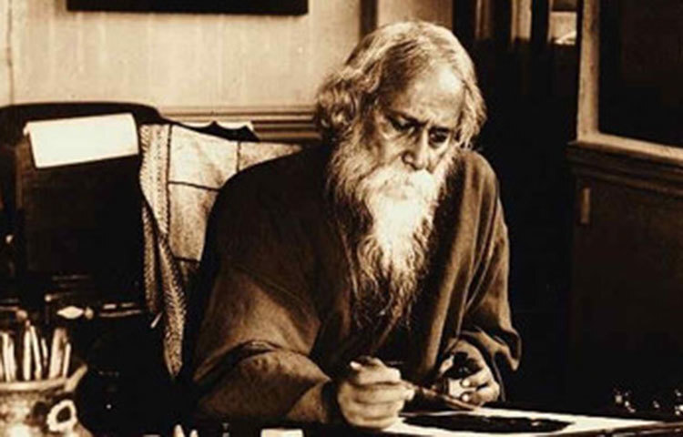 সাহিত্য সাধনার পাশাপাশি কবিগুরু ছবি আঁকতে পছন্দ করতেন। তুলি হাতে ছবি আঁকায় মগ্ন  রবীন্দ্রনাথ ঠাকুর।