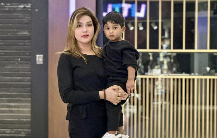 দুইবার বিবাহবন্ধনে আবদ্ধ হয়েও একা আছেন চিত্রনায়িকা মাহিয়া মাহি। তবে তিনি পেয়েছেন এক বিশেষ সম্পর্ক। রকিব সরকারের সঙ্গে বিয়ের পর তার কোল আলো করে জন্ম নেয় ফারিশ।