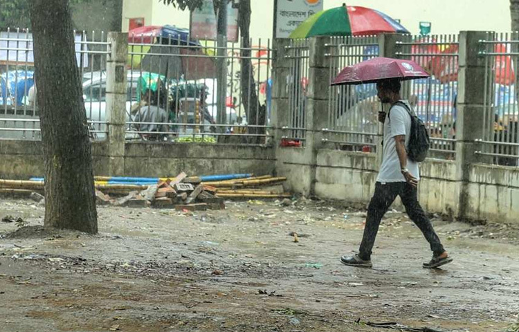 রাস্তাঘাটে কমে এসেছে কোলাহল, ছাতা হাতে ভিজতে ভিজতে হেঁটে চলেছে মানুষ, এ যেন ব্যস্ততার মাঝে প্রকৃতির পাঠানো ক্ষণিকের থেমে থাকার ডাক।