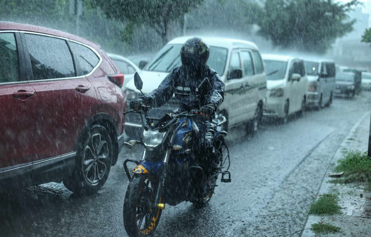 হঠাৎ বৃষ্টিতে সবচেয়ে বেশি ভোগান্তিতে পড়েছেন ছাতা বা রেইনকোট ছাড়া বের হওয়া মানুষজন।