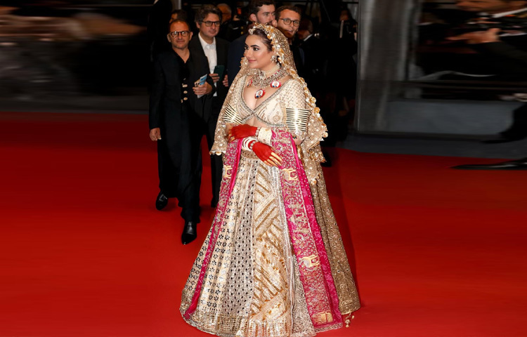 রাজস্থানি ঘরানার ঐতিহ্যবাহী পোশাক, ব্রাইডাল লুক সবই ছিল তার সাজে। কিন্তু সব আলোচনার কেন্দ্রে মোদির ছবি সংবলিত নেকলেস। কানে রুচির আত্মপ্রকাশকে ঘিরে তাই চলছে তুমুল আলোচনা, সমালোচনা ও বিতর্ক।